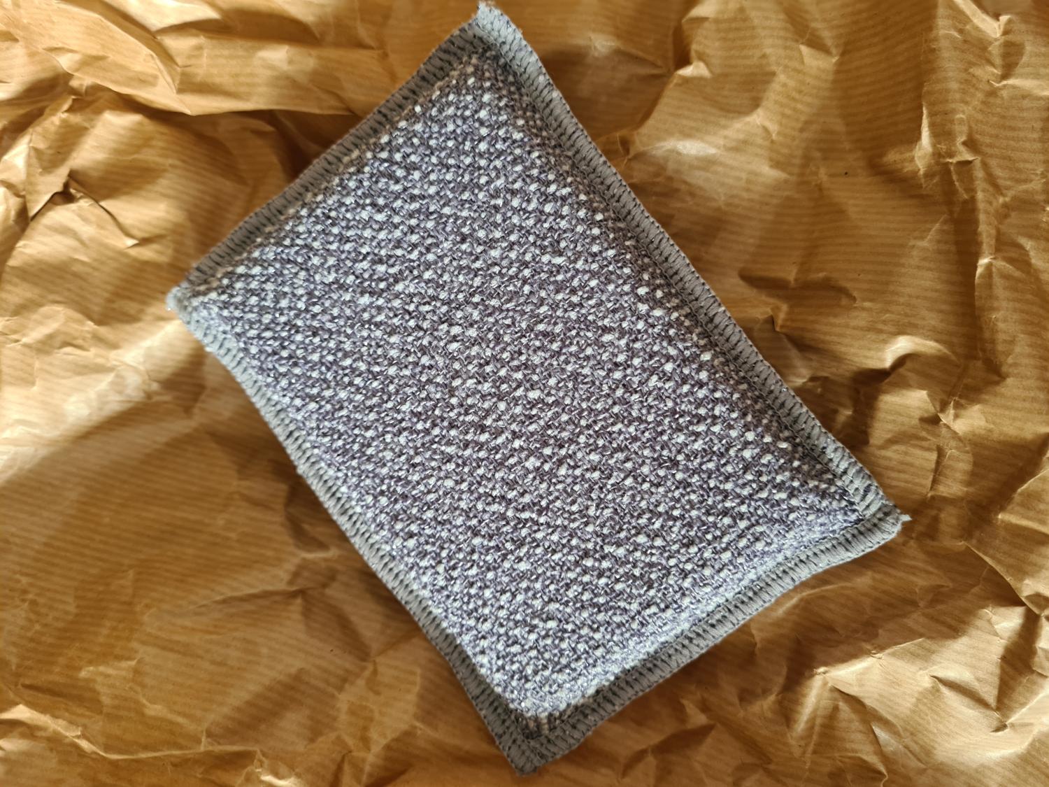 Eponge microfibres grattante biface EMG1 : Nettoyants ménagers naturels et  artisanaux fabriqués à Toulouse. Testez Pample'Mousse !